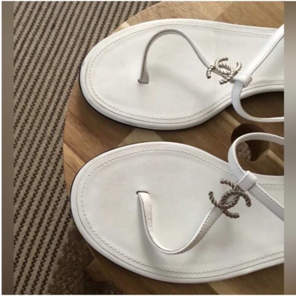 CHANEL AUTHENTIC THONG LAMSKIN WHITE SANDALS SILVER METAL SIZE 38.5-8.5C W/BOX - Picture 4 of 15